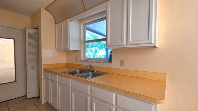 Building Photo - 207 SW Statler Ave