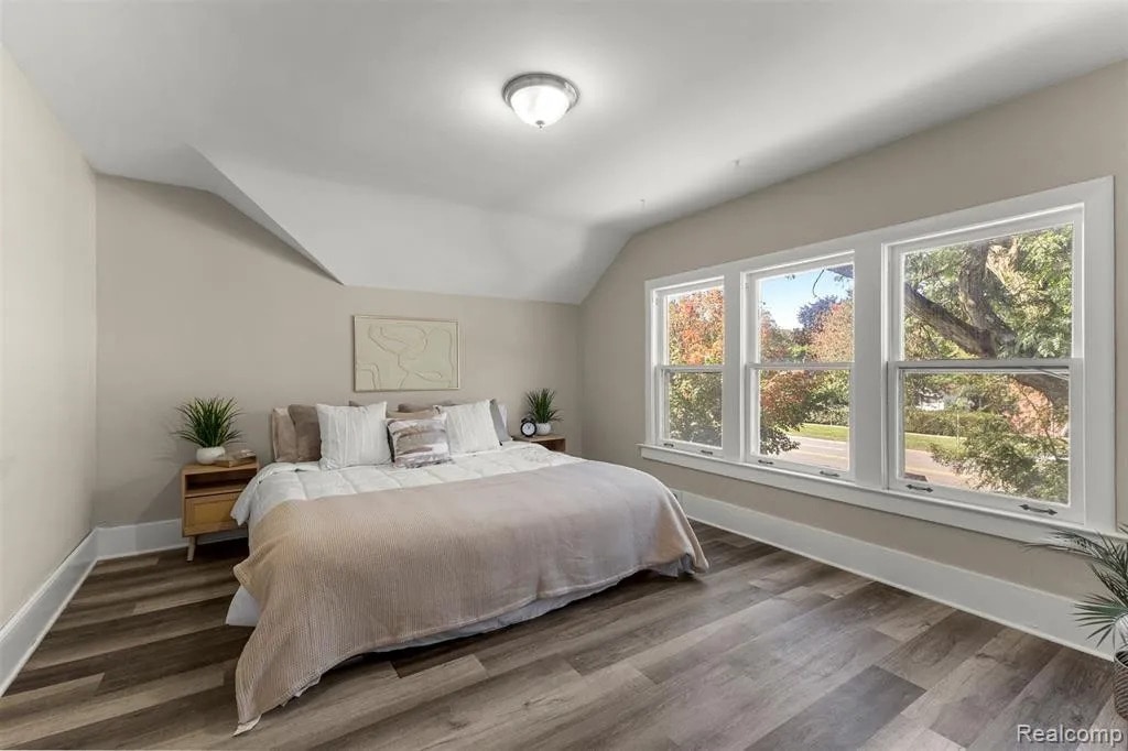 Building Photo - 3369 Pelham St