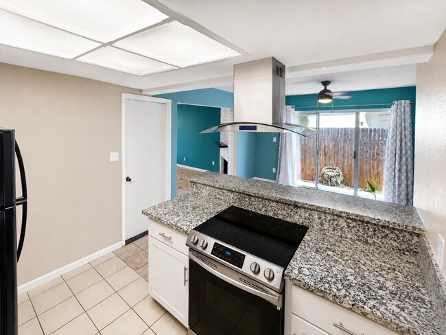 Building Photo - "Charming 2-Bedroom Duplex Oasis in Sacramento - Comfortable Living!