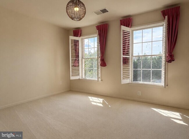Building Photo - 43520 Lucketts Bridge Cir
