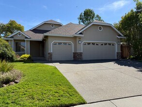 Building Photo - Large Single Level 4 Bedroom 2 Bathroom Home located in Northeast Rohnert Park