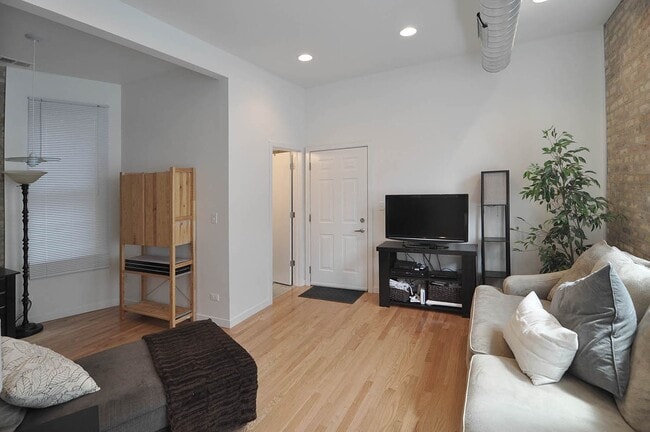 Building Photo - UK Village Brand New Large 1 Bedroom w/Central Heat & A/C, In-Unit Laundry. Free Internet