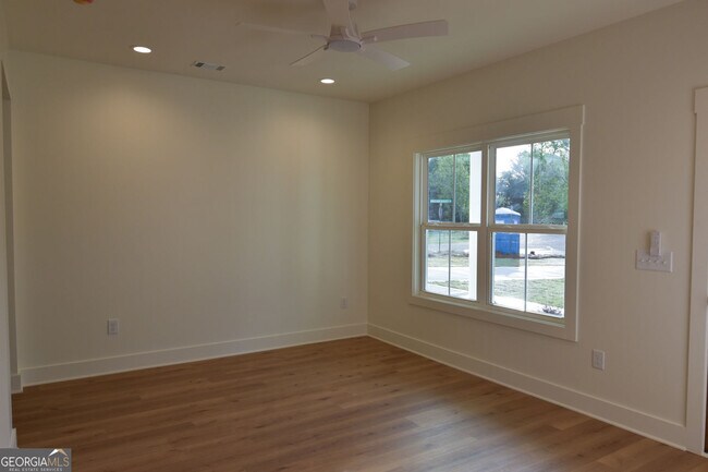 Building Photo - 1070 Moreland Dr