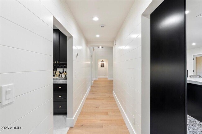 Building Photo - 8014 E Del Tesoro Dr