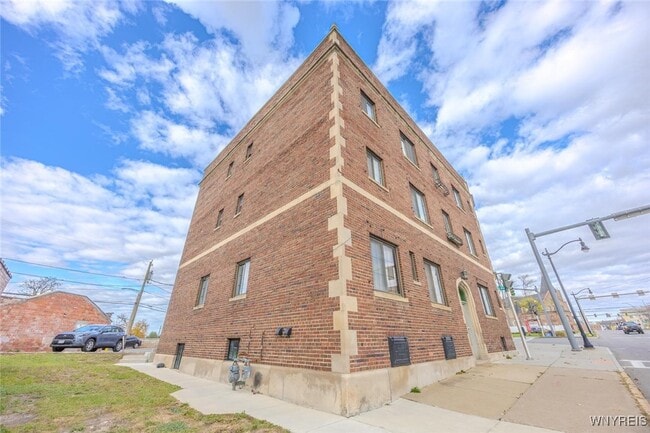 Building Photo - 530 Main St