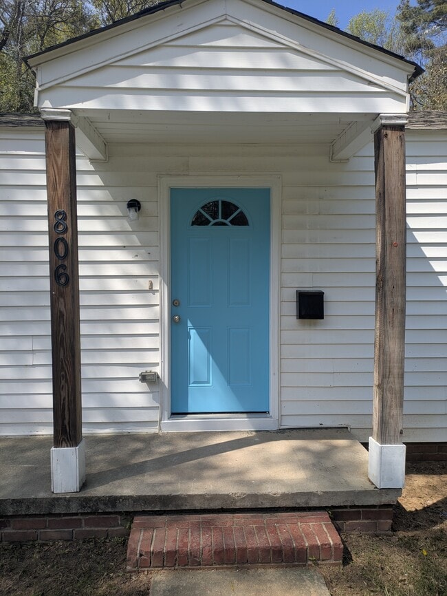 Building Photo - 806 N Woodland Dr