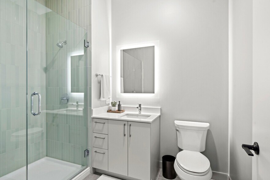 Building Photo - 1151 W Van Buren St