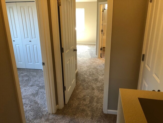 Building Photo - Newer 4 bed 2.5 bath duplex