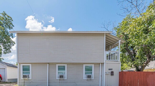 Building Photo - 2407 S New Braunfels Ave