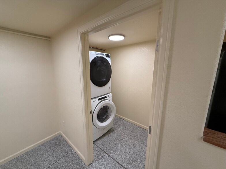 Building Photo - 930 Sugar Mill Ave