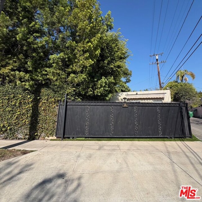 Building Photo - 602 N Maple Dr