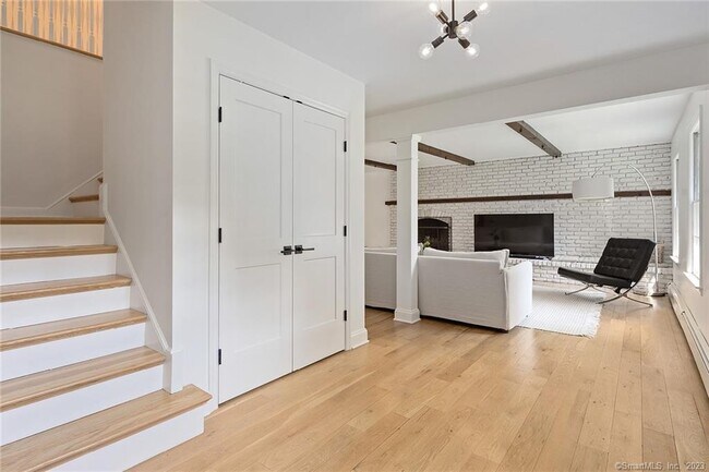 Building Photo - 33 Riverfield Dr