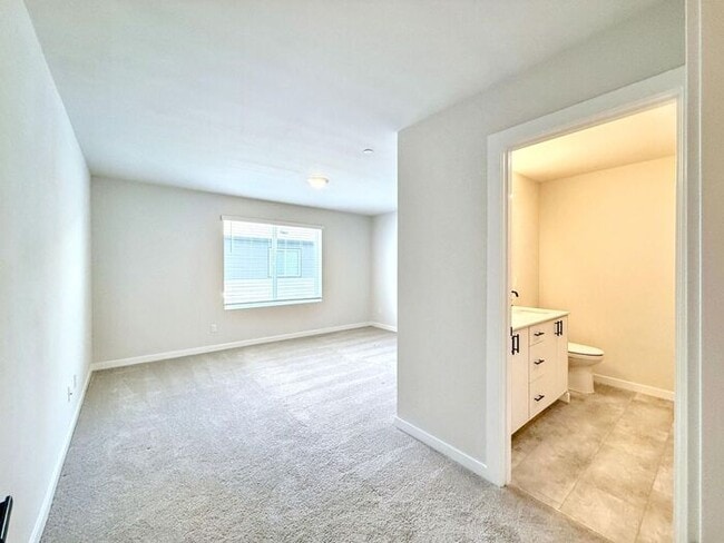 Building Photo - Charming 3-Bedroom Townhome with Modern Am...