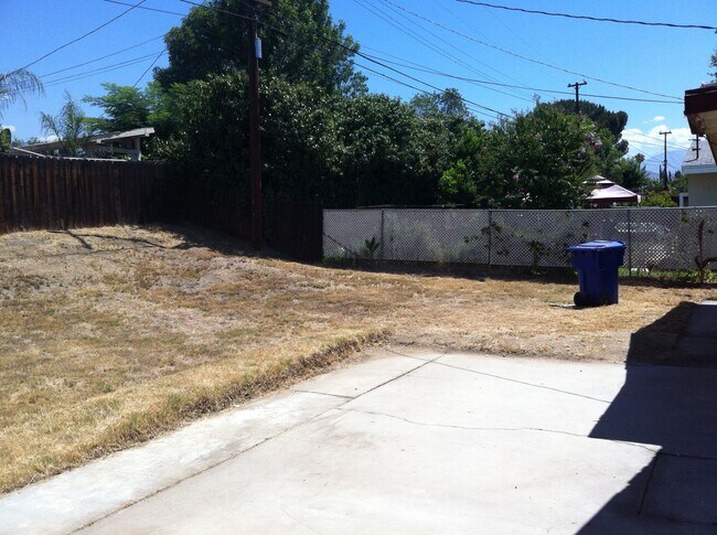 Building Photo - The city of Highland has the perfect 3 bed...