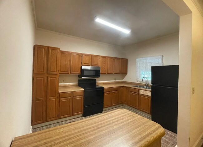 Building Photo - Spacious 3 Bedroom 1 Bath home with large storage building on a beautiful lot