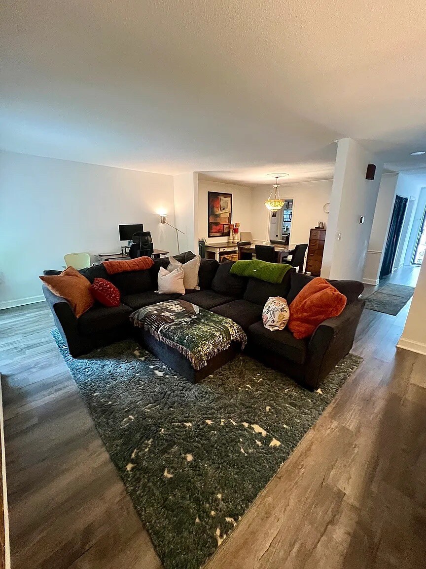 Building Photo - Room in Townhome on Willow Bridge Dr