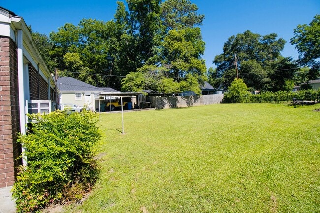 Building Photo - Updated Rosewood 2BR Duplex – Spacious, St...