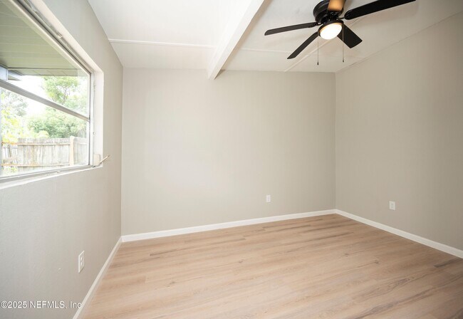 Building Photo - 313 Suzanne Dr