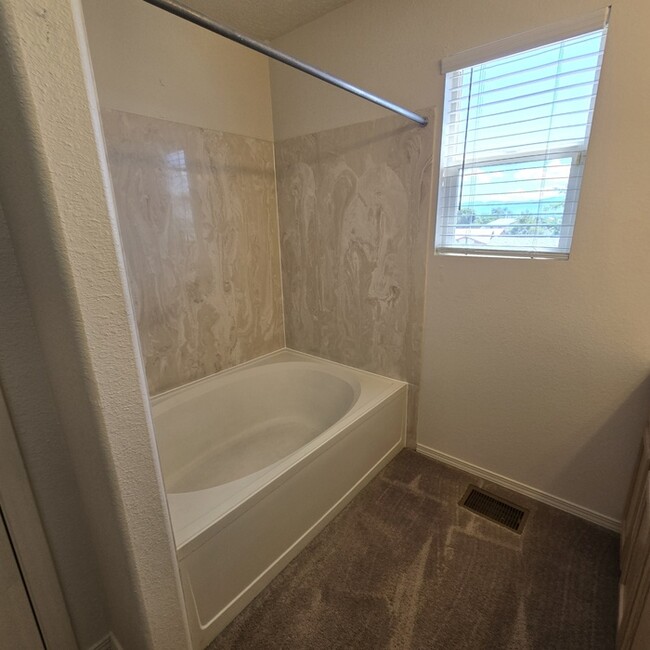 Building Photo - NW Albuquerque Town Home