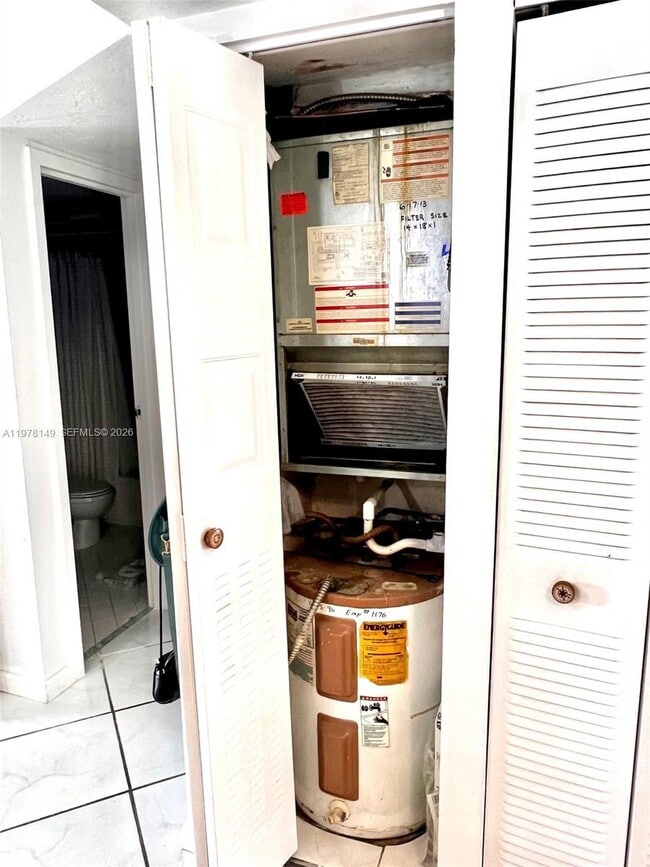 Building Photo - 2811 Somerset Dr