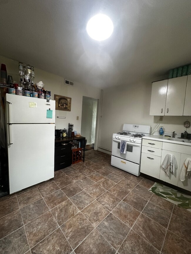 Primary Photo - 320 Stewart St