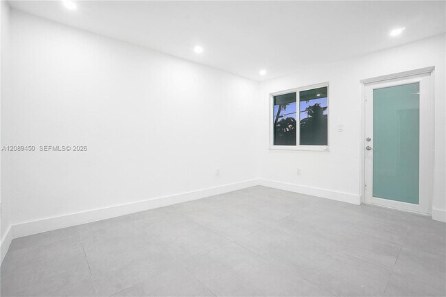 Building Photo - 2850 SW 24th St