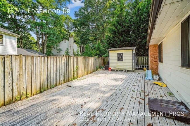 Building Photo - 15744 Edgewood Dr