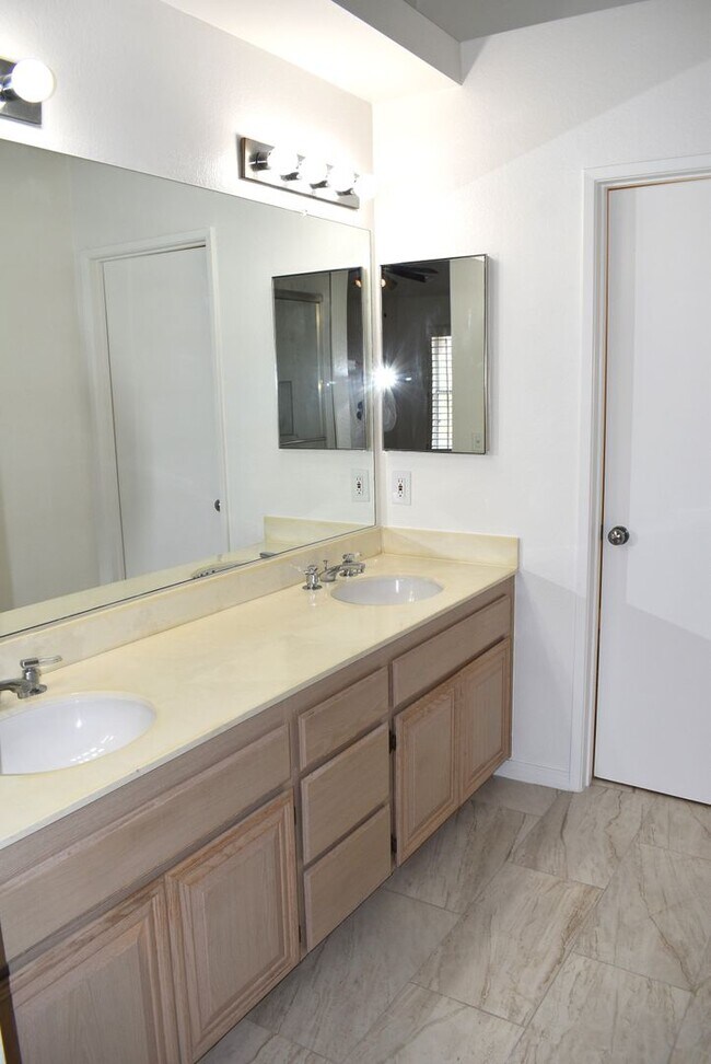 Building Photo - 3 Bedroom 2.5 Bath Townhome in the Knolls- El Cajon