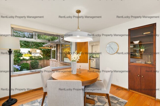 Building Photo - Charming Magnolia Home with Sunny Deck & F...