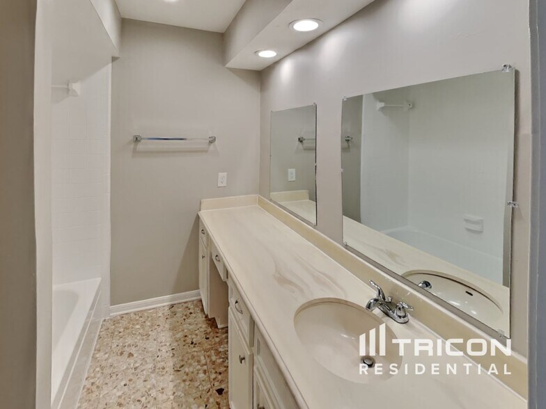Building Photo - 5711 Kiowa Timbers Dr