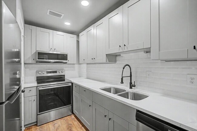 Building Photo - 2430 Coosawattee Dr NE