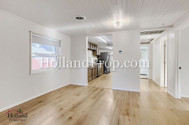 Building Photo - Welcome Home to Your Perfect Hillsboro Retreat!