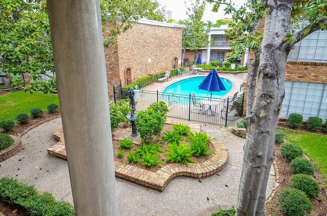 Building Photo - 2121 Fountain View Dr