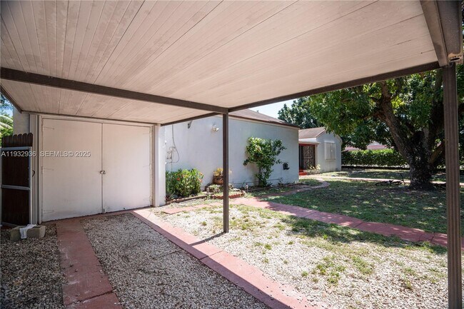 Building Photo - 435 SW 33rd Ave