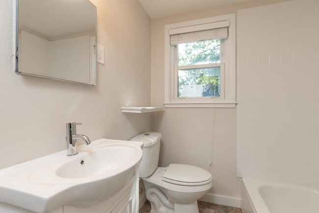 Building Photo - 400 Colonial Dr