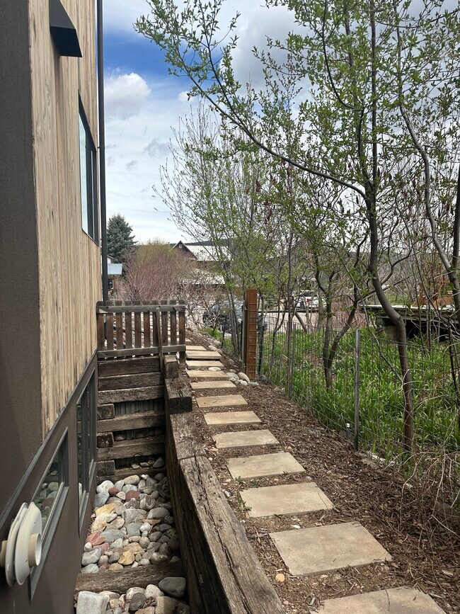 Building Photo - 640 Lincoln Ave