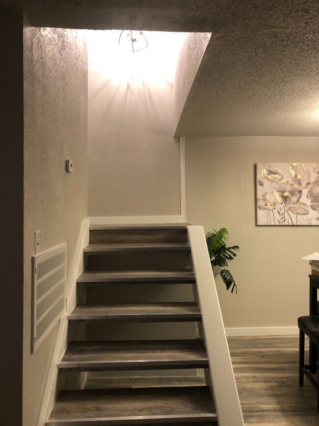 Building Photo - 2 bed & 2 bath Condo. 2 car garage.