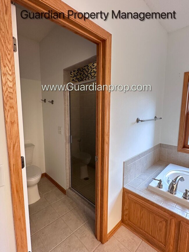 Building Photo - Minnetonka Home, 3 Car Garage, Large Primary, Updated Kitchen, Patio