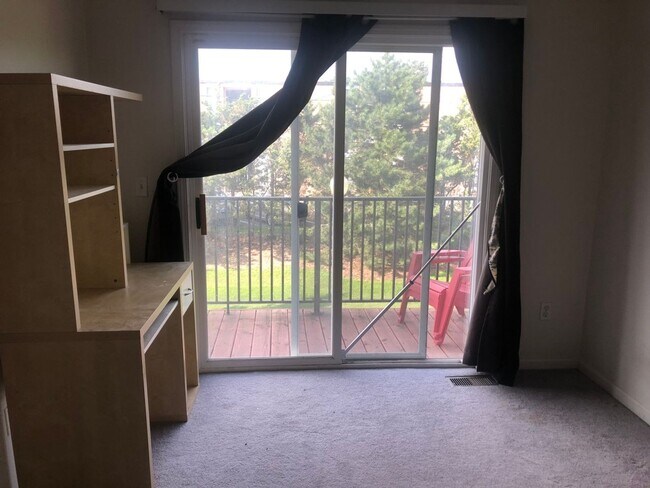 Building Photo - 3 Bedroom Condo