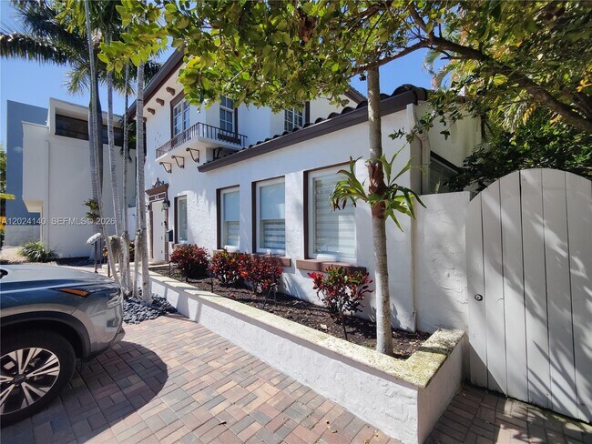 Building Photo - 1823 S Bayshore Ln
