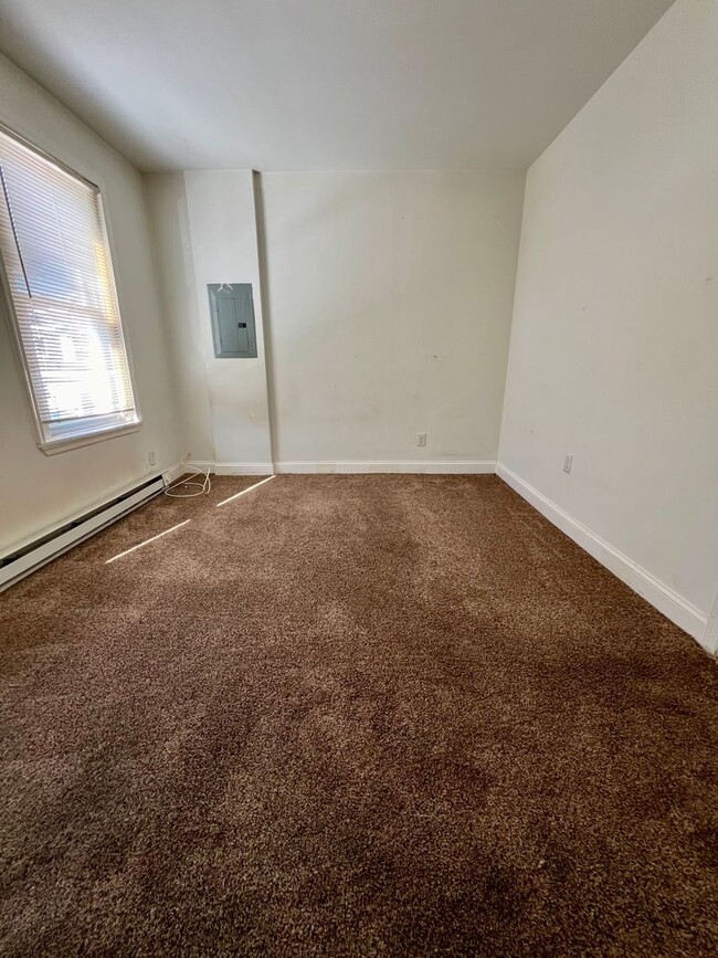 Building Photo - Stunning 2-Bedroom Apartment in Frankford!...