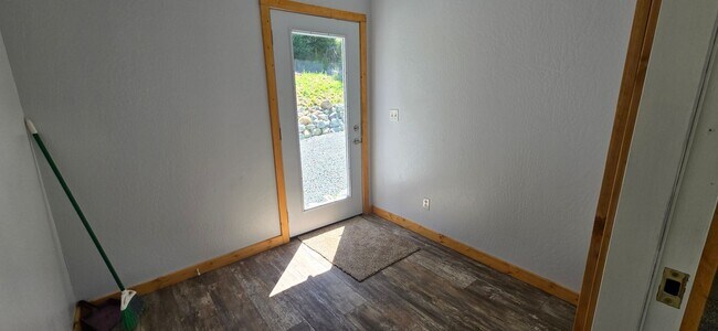 Building Photo - 10660 Valencia Rd
