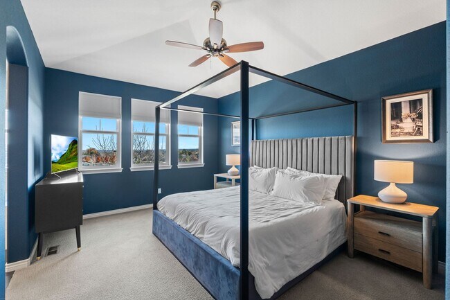 Building Photo - Modern Comfort Meets Mountain Convenience ...