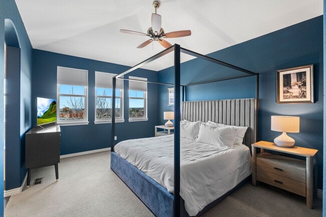 Building Photo - Modern Comfort Meets Mountain Convenience in This Littleton Home!!