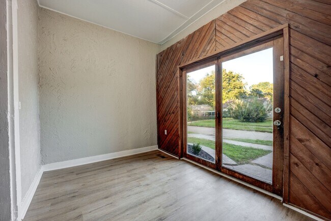 Building Photo - Freshly Updated 3 Bedroom House