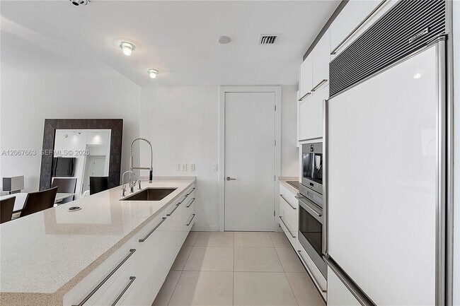 Building Photo - 15811 Collins Ave