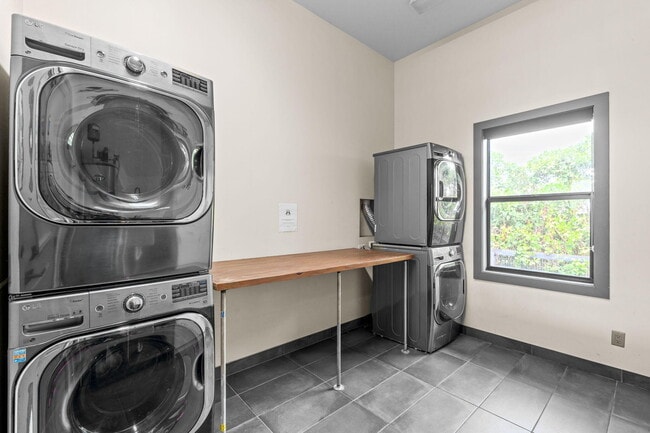 Building Photo - 13155 Southfields Rd