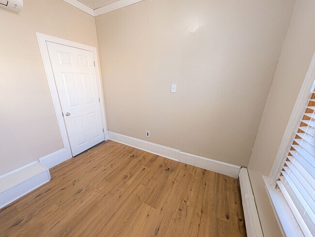 Building Photo - 103-105-105 Homer St