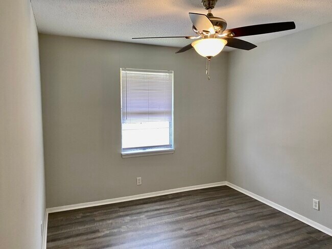 Building Photo - Hillcrest Apts: Rossville 2Bed/1Bath Apart...