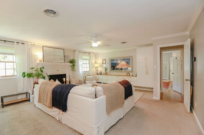 Building Photo - Charming 2BR in Historic Home – Bright, Sp...